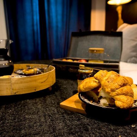 Отель La Petite Valise Ploudalmezeau Экстерьер фото
